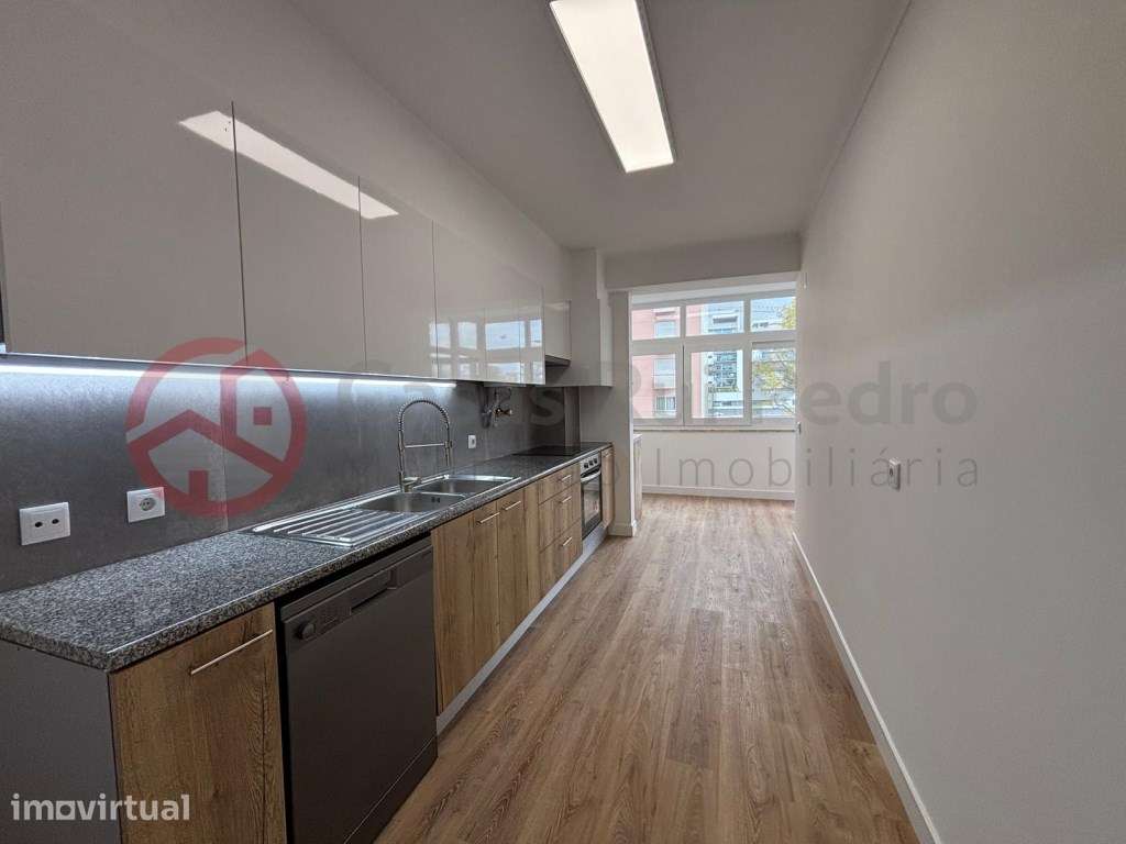 Apartamento T3 remodelado, com parqueamento e arrecadação, na Estra... - Grande imagem: 4/27