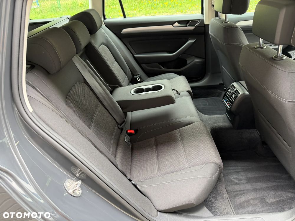 Volkswagen Passat - 25