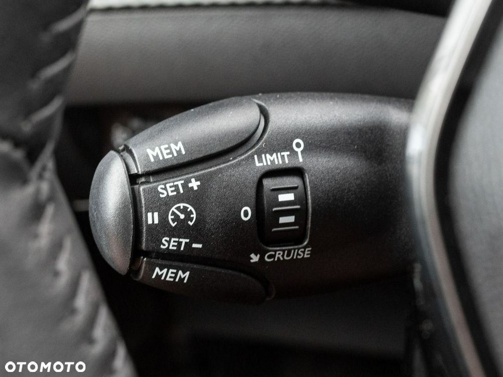 Peugeot 208 50kWh Allure - 16