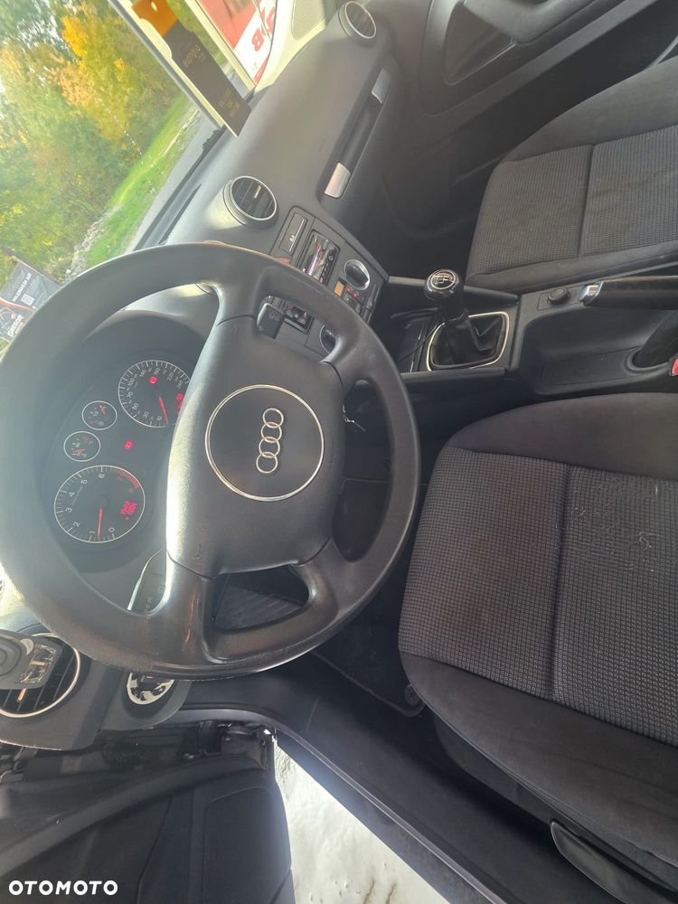 Audi A3 3-drzwiowe 1.6 Attraction - 19