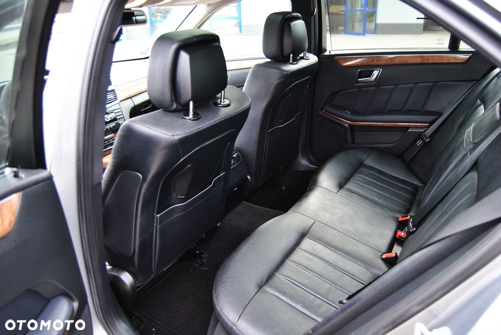 Mercedes-Benz Klasa E 300 CDI DPF BlueEFFICIENCY 7G-TRONIC Elegance - 11