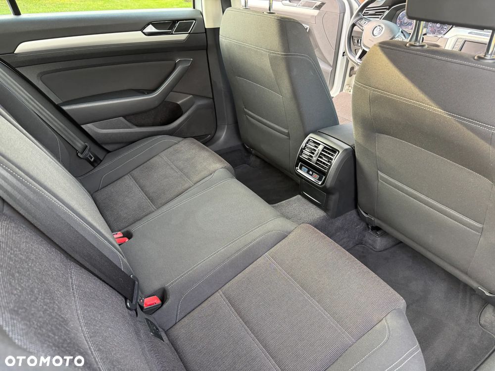 Volkswagen Passat - 20