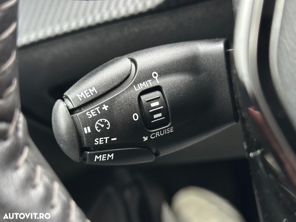 Peugeot 208 1.2 L PureTech STT Allure - 34