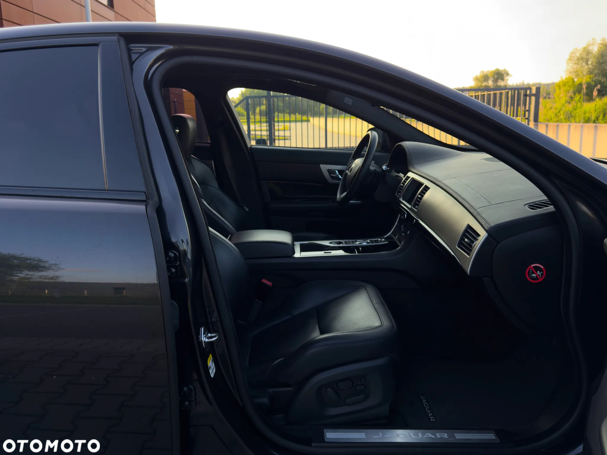 Jaguar XF 3.0 TDV6 R-Sport - 16