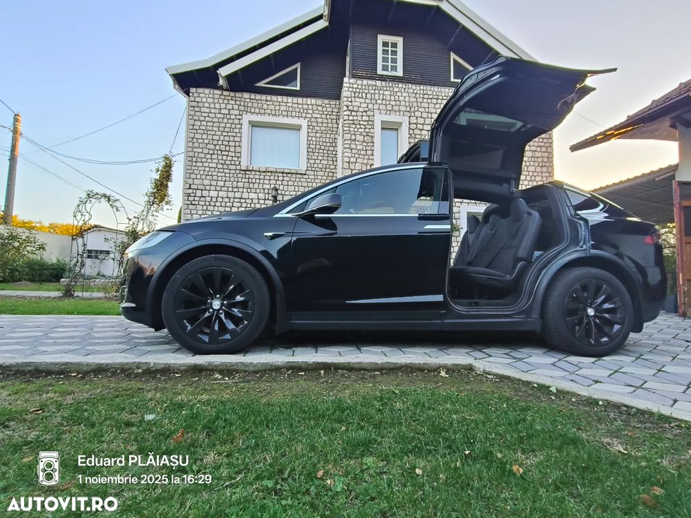 Tesla Model X - 8