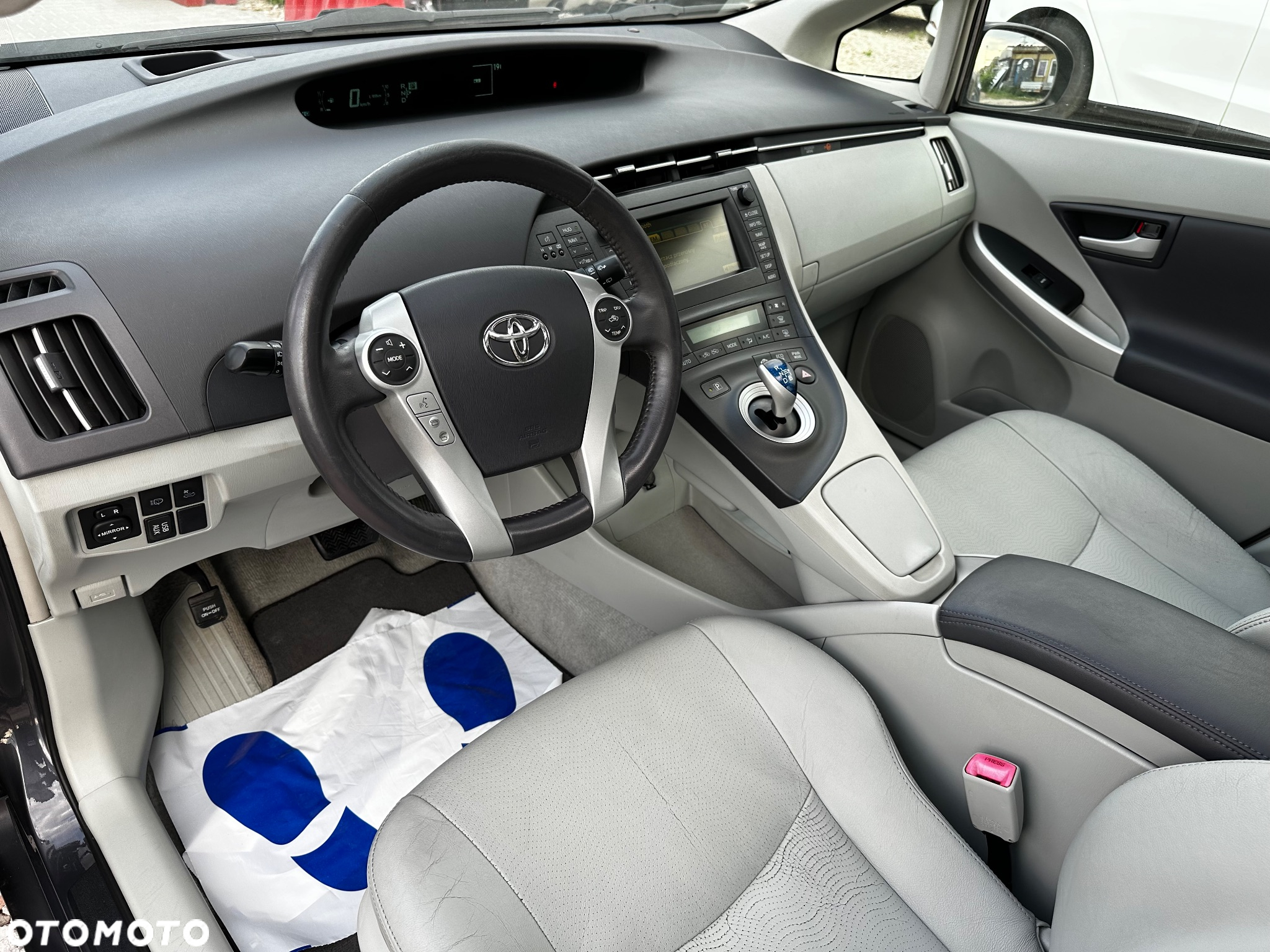 Toyota Prius (Hybrid) Executive - 16
