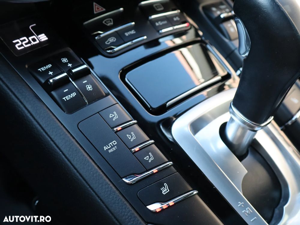 Porsche Cayenne Hybrid 3.0 L S E - 28