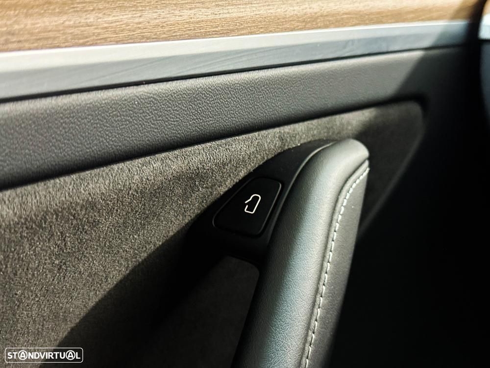 Tesla Model Y Long Range Dual Motor AWD - 46