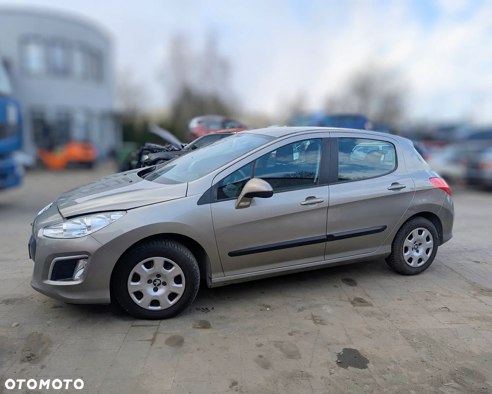 Peugeot 308 2011 1.2 benzyna - Oferuję Peugeot 308 z 2011 roku z silnikiem 1.2 benzyna. Pojazd przeznaczony wyłącznie na części.  Samochód nie jest oferowany jako pojazd do jazdy ani do rejestracji. Sprzedaż dotyczy poszczególnych części i podzespołów.  Silnik uszkodzony. Auto kompletne – wiele elementów w dobrym stanie.  Dane podstawowe pojazdu Marka: Peugeot Model: 308 Rok produkcji: 2011 Silnik: 1.2 benzyna Skrzynia biegów: manualna Nadwozie: hatchback Kolor: czarny Dostępne części (przykładowo): elementy karoserii (drzwi, maska, zderzak) reflektory i lampy skrzynia biegów zawieszenie wnętrze moduły i elektronika układ hamulcowy inne części – zapytaj o dostępność Informacje dodatkowe Sprzedaż części pojedynczych Silnik uszkodzony Cena zależna od wybranej części Możliwa wysyłka lub odbiór osobisty Kontakt przez wiadomość lub telefonauto na części - 4