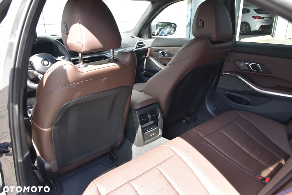 BMW Seria 3 330i xDrive M Sport - 22