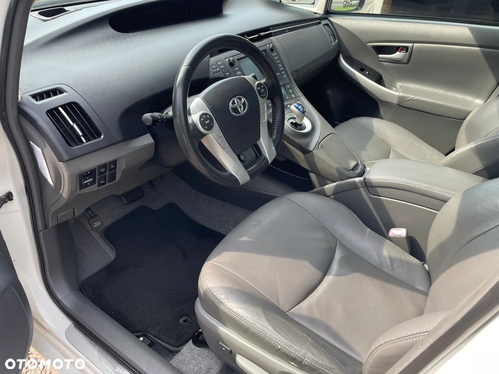 Toyota Prius (Hybrid) Executive - 7