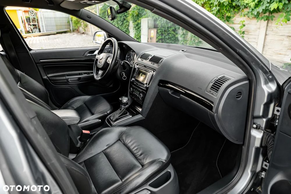 Skoda Octavia 2.0 TSI DSG RS - 25