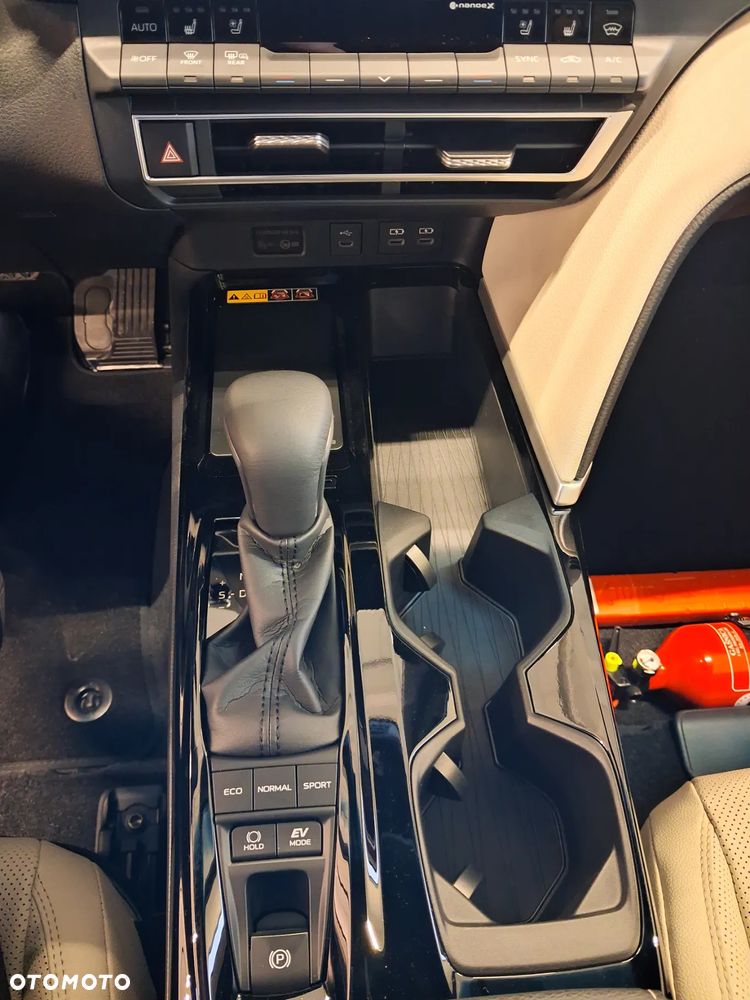 Toyota Camry 2.5 Hybrid Executive CVT - 21