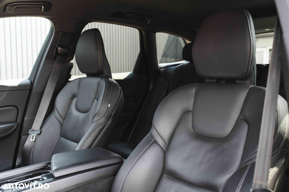 Volvo XC 60 B4 MHEV AT8 AWD R-Design - 27