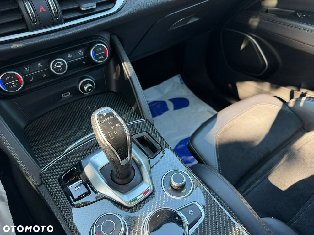 Alfa Romeo Stelvio - 14