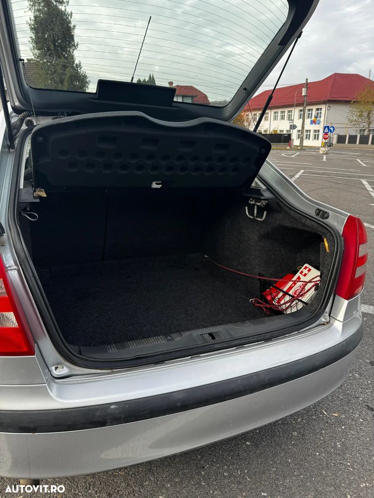 Skoda Octavia 1.6 Ambiente - 16