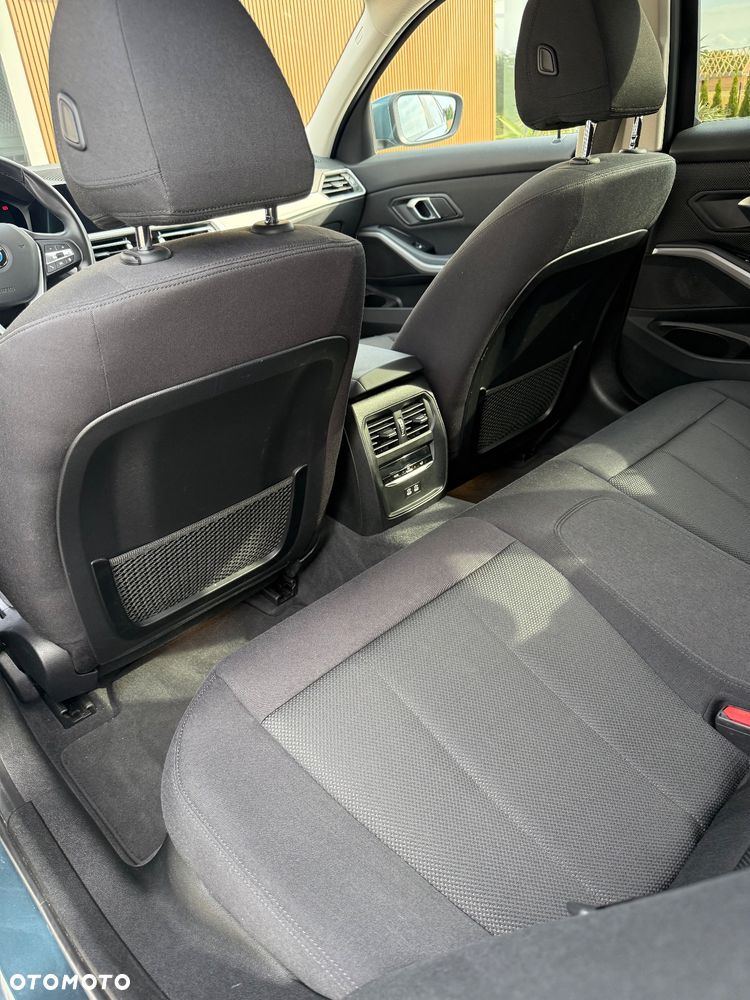 BMW Seria 3 318d - 32