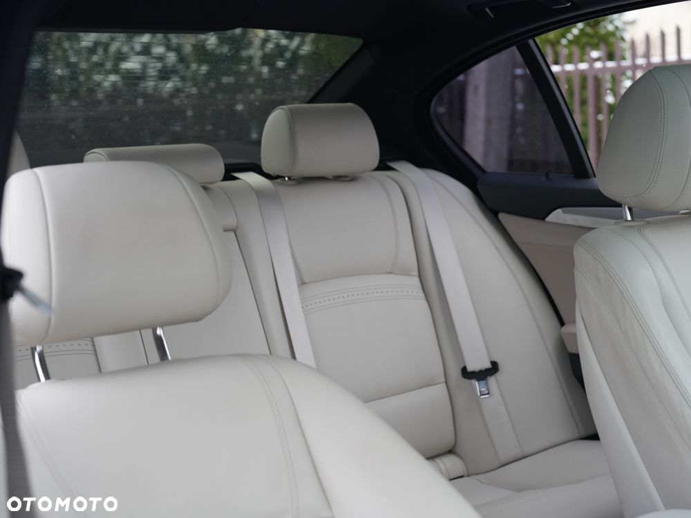BMW Seria 5 535i - 32