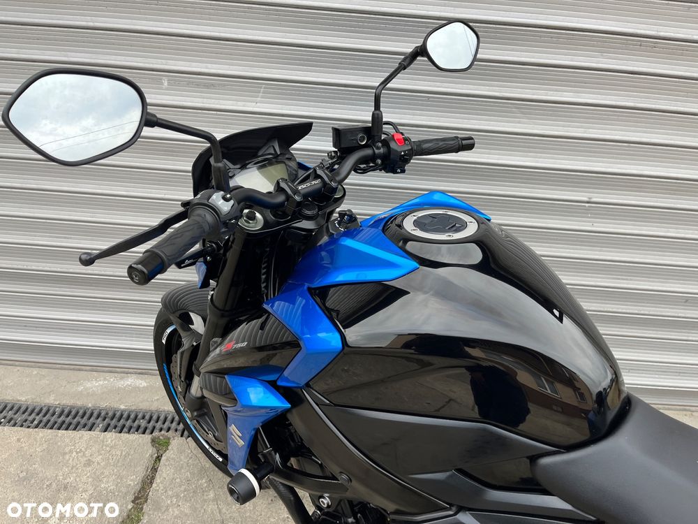 Suzuki GSX - 16