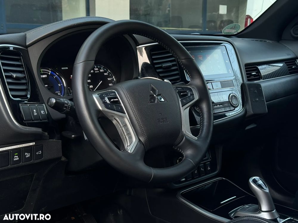 Mitsubishi Outlander 2.4 4WD Plus - 17