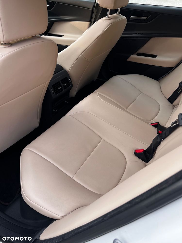 Jaguar XE - 6