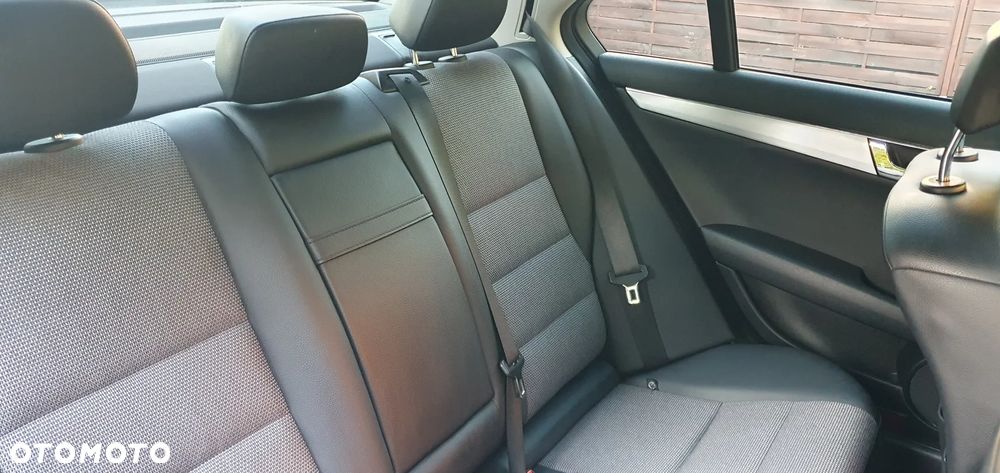 Mercedes-Benz Klasa C 180 CGI Automatik BlueEFFICIENCY Avantgarde - 31