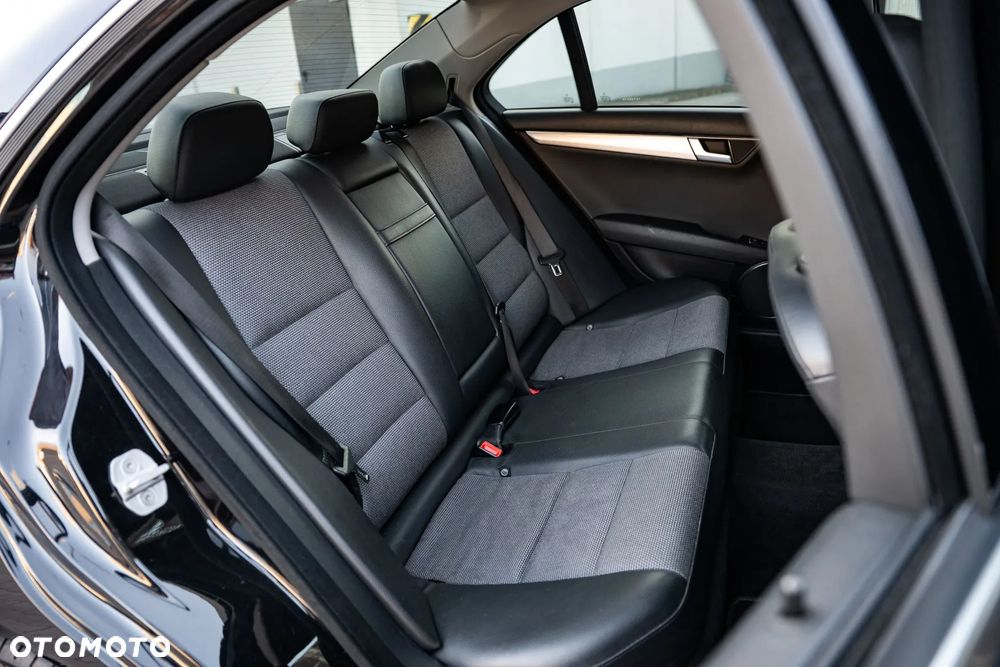 Mercedes-Benz Klasa C 220 CDI BlueEff 4-Matic Avantgarde - 22