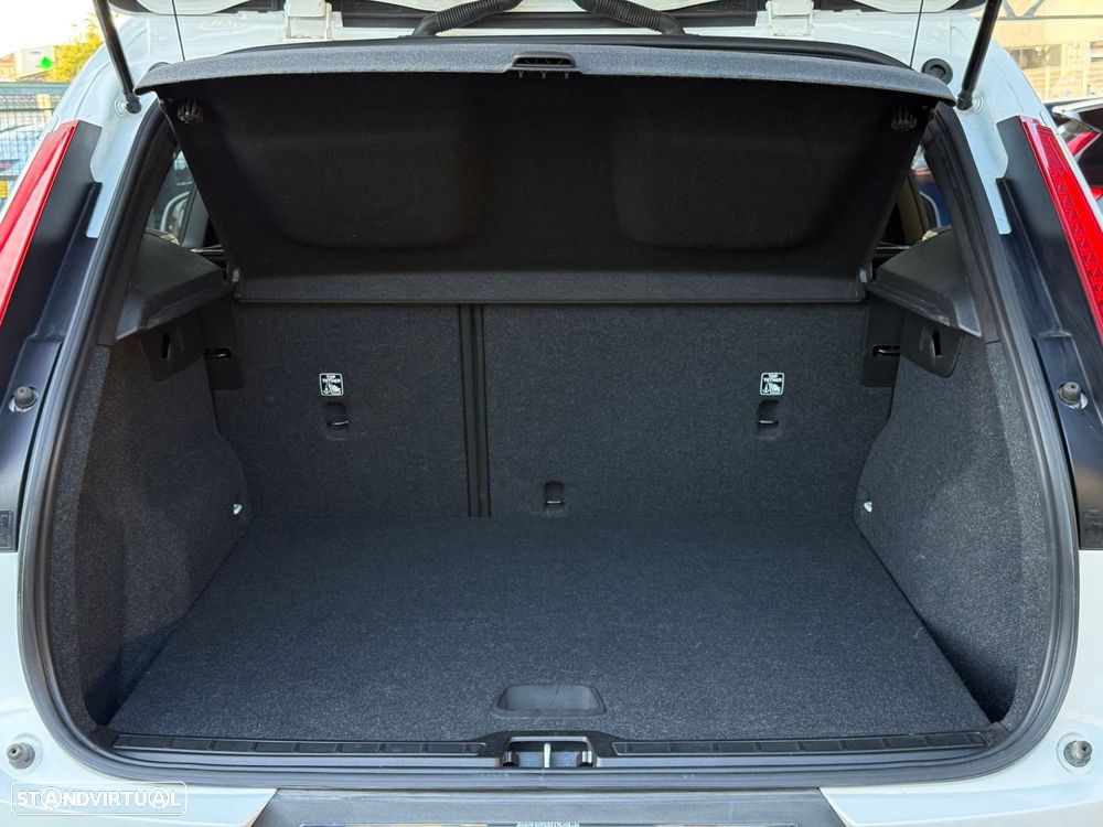 Volvo XC 40 1.5 T3 Momentum Tech Edition - 21