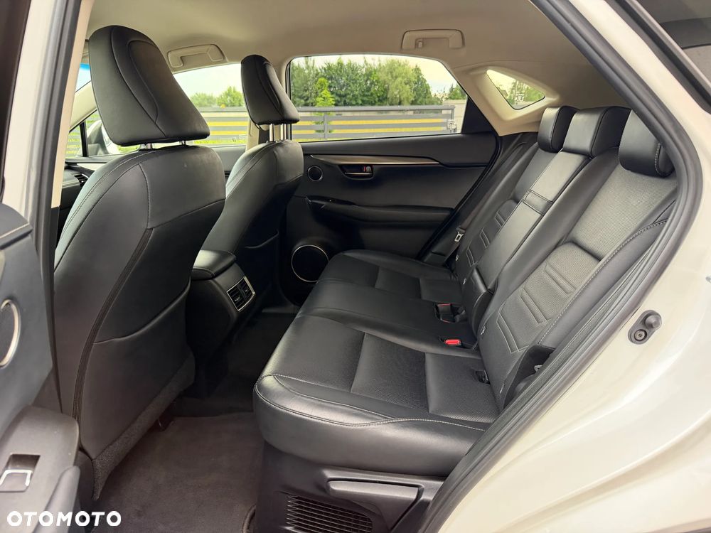 Lexus NX 300h Business Edition AWD - 18