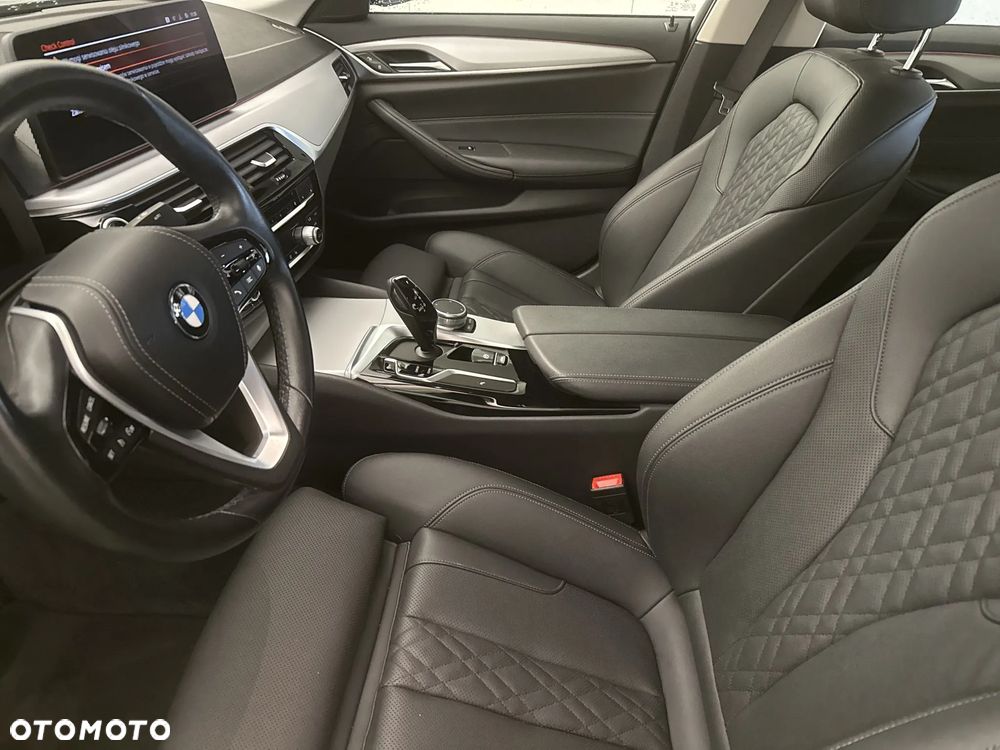 BMW Seria 5 520i mHEV - 10