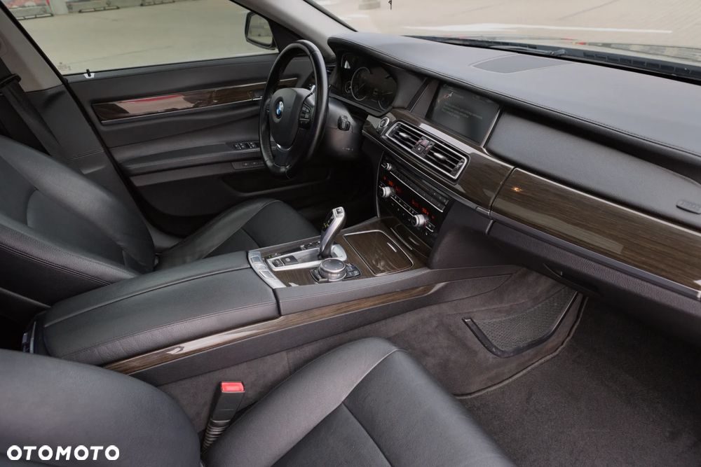 BMW Seria 7 740i - 19