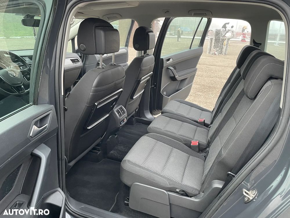 Volkswagen Touran - 12