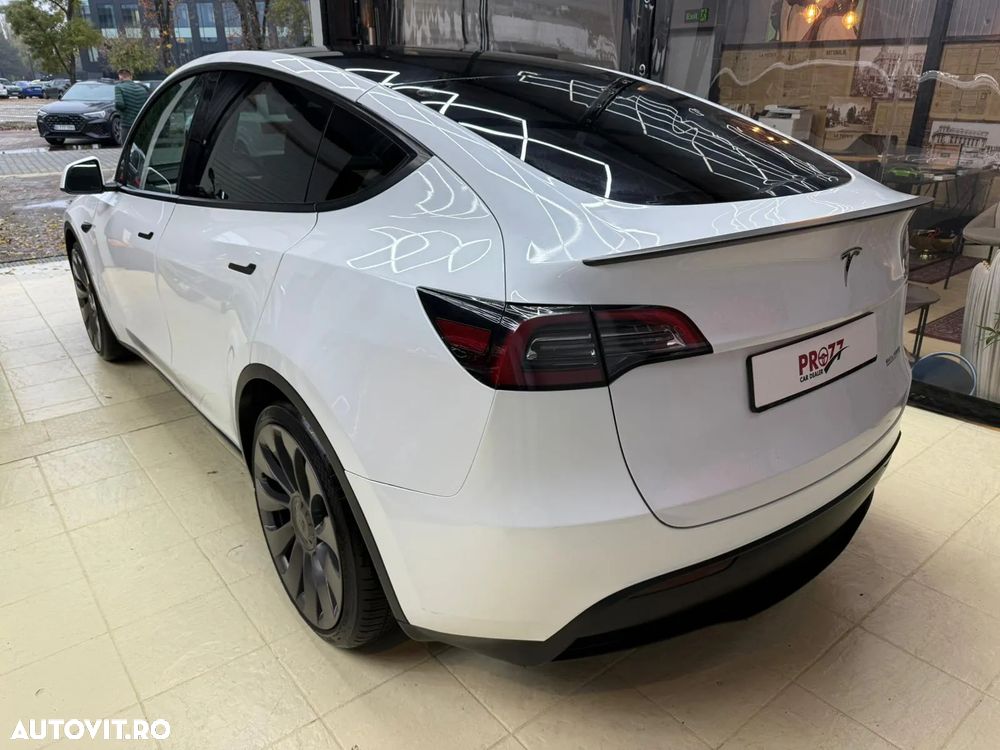 Tesla Model Y - 4