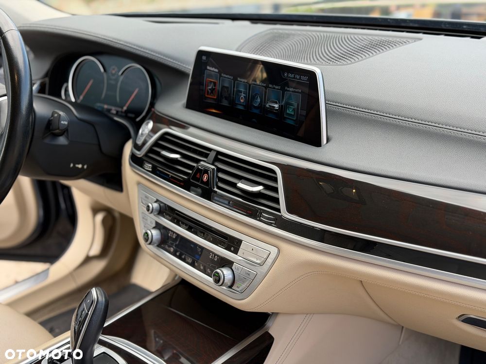 BMW Seria 7 750i xDrive - 33