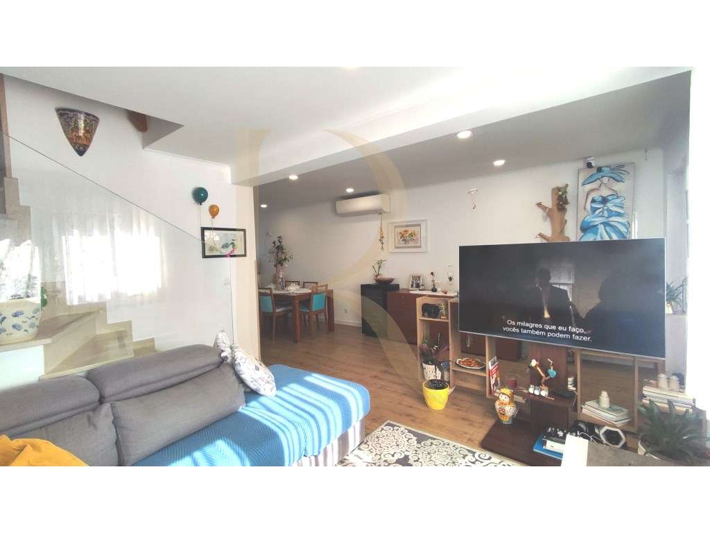 Moradia em banda T3 remodelada com sótão no Feijó - Grande imagem: 3/49