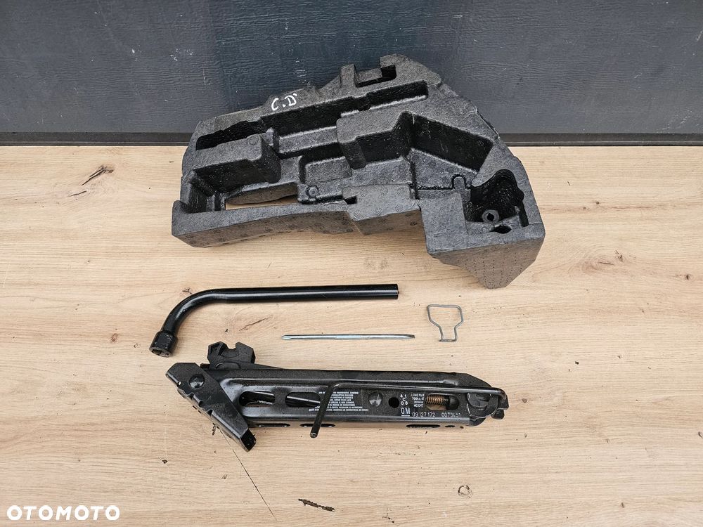 ZESTAW KLUCZ LEWAREK STYROPIAN SPINKA ŚRUBOKRĘT KPL ORYGINAŁ OPEL CORSA D - 7