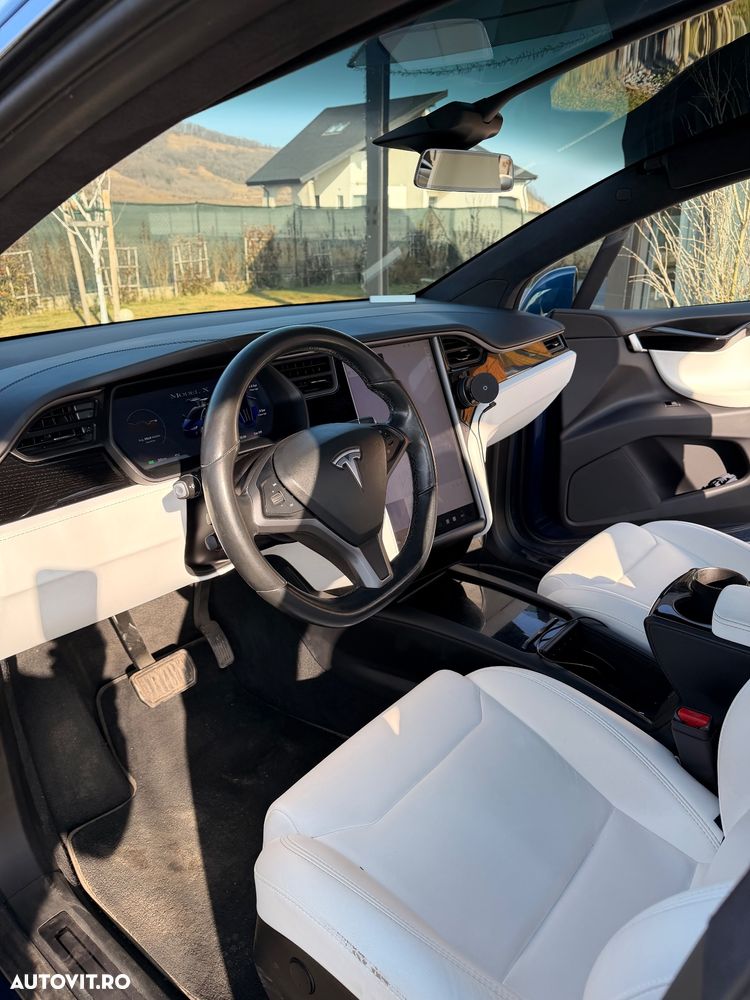 Tesla Model X - 8