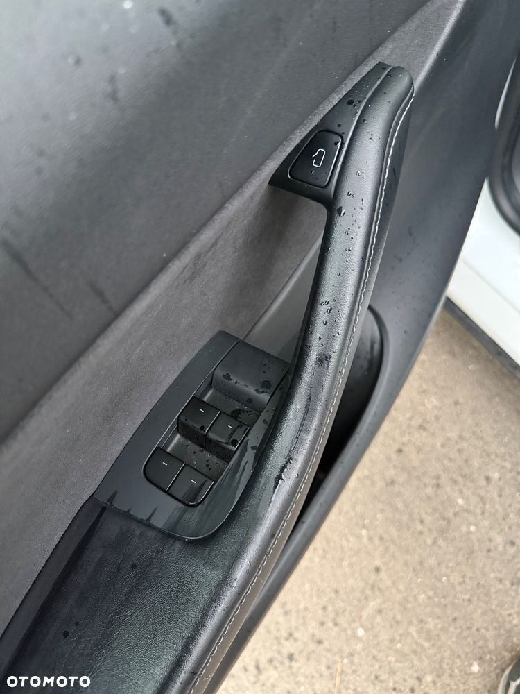 Tesla Model Y Long Range Dual Motor AWD - 19