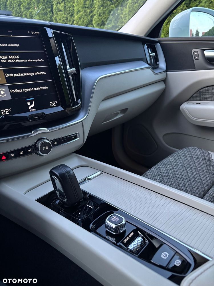 Volvo XC 60 B4 D AWD Momentum Pro - 8