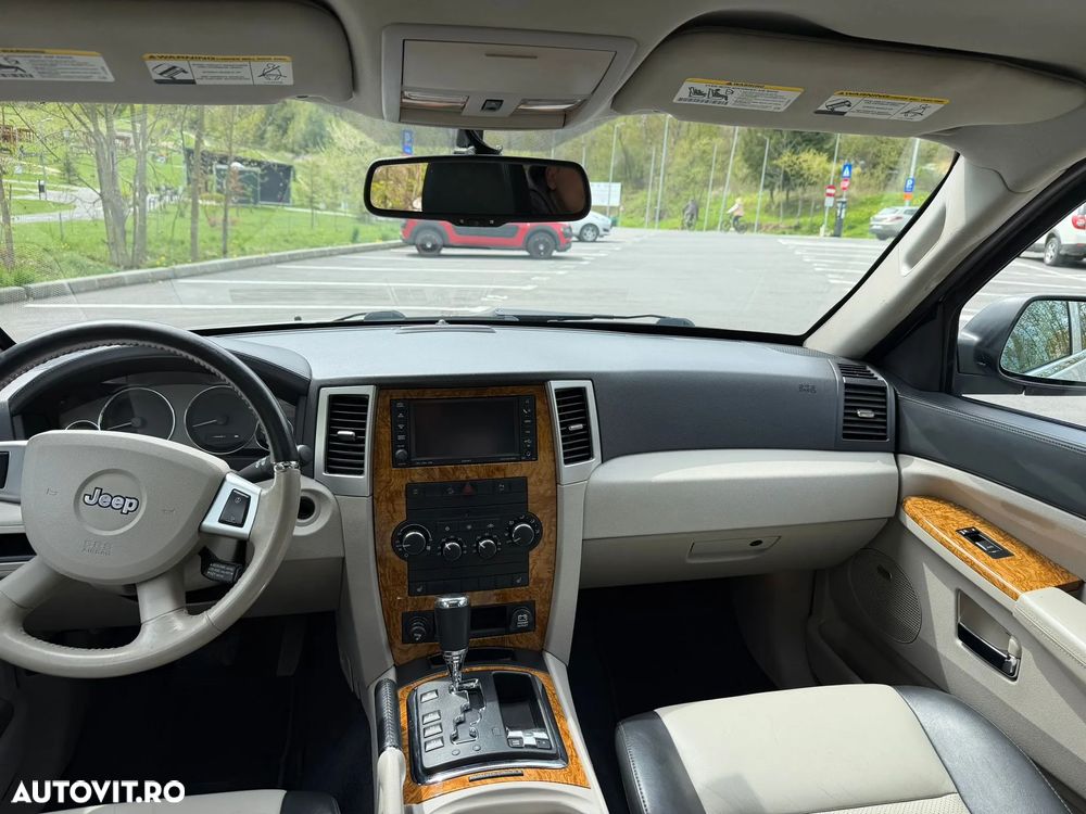 Jeep Grand Cherokee - 12