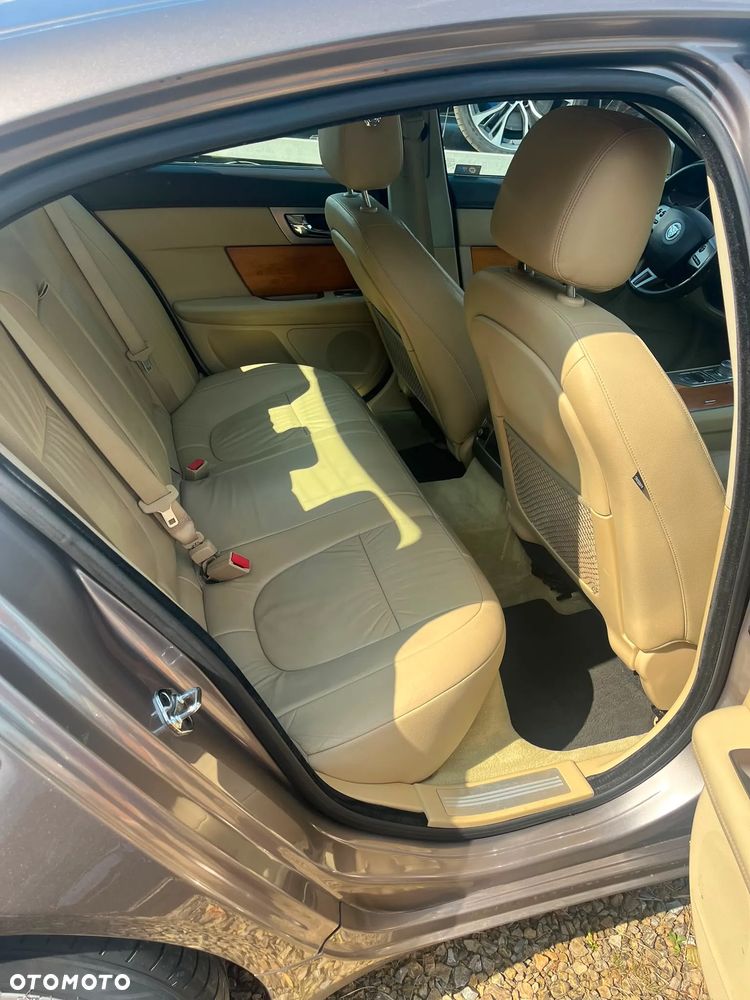 Jaguar XF 3.0 V6 D Luxury - 9