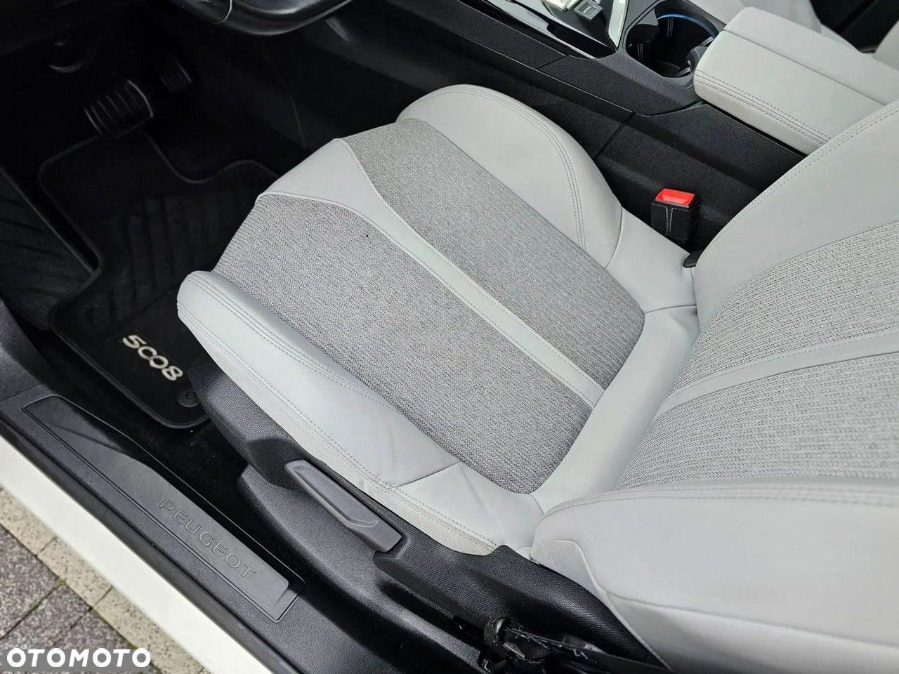Peugeot 5008 1.6 PureTech Allure S&S EAT8 - 17