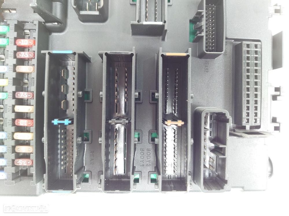 CAIXA RELÉS / FUSÍVEIS OPEL VECTRA C 2005 -13205774 - 2