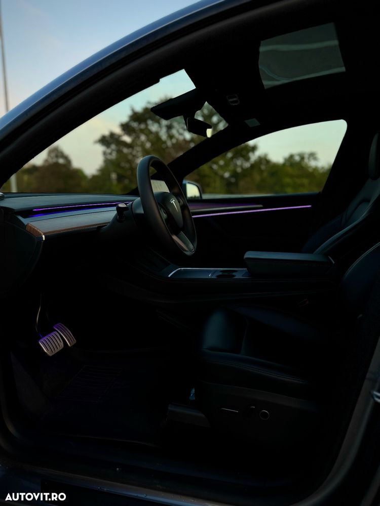 Tesla Model Y - 8
