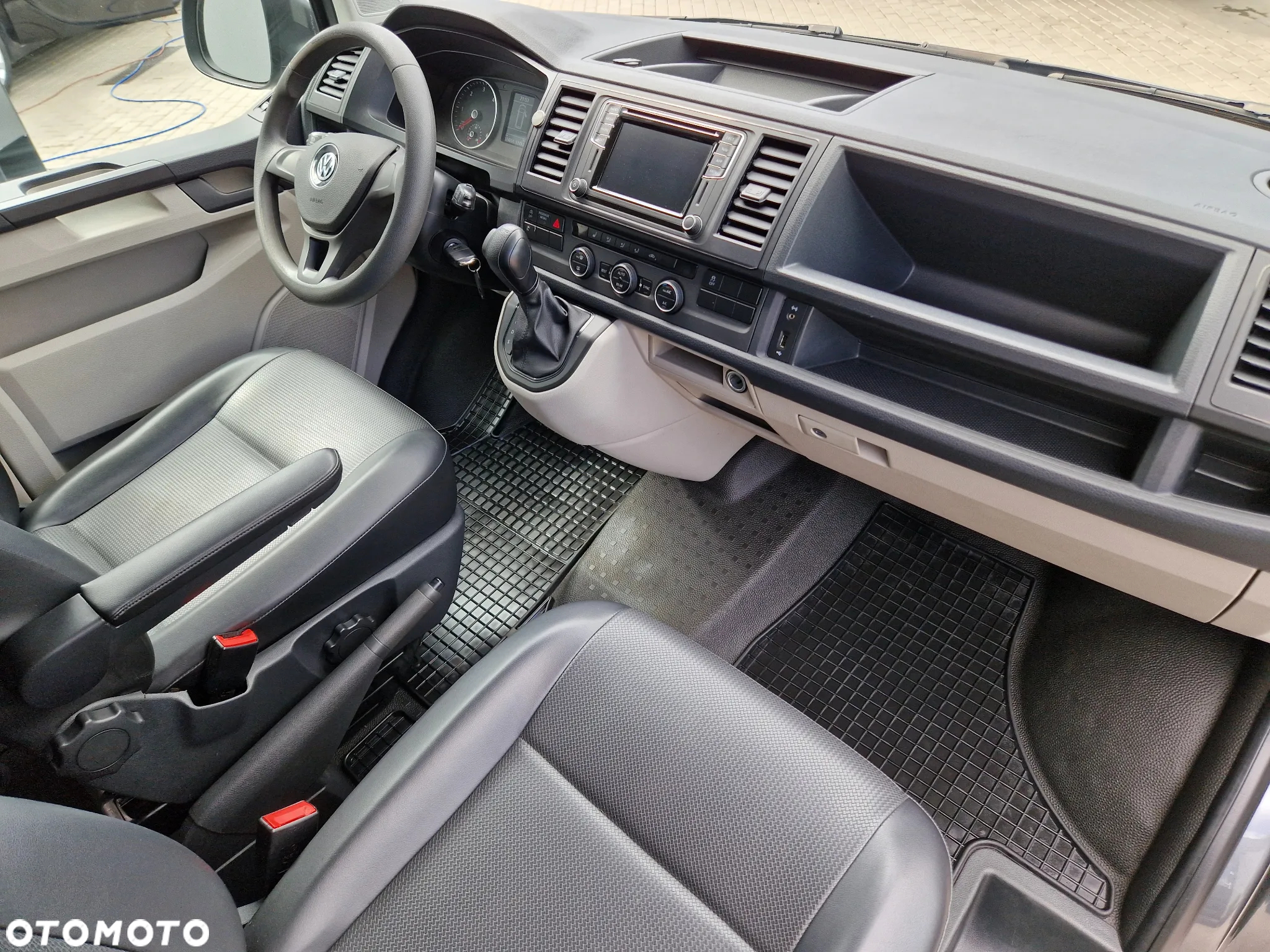 Volkswagen Caravelle - 10