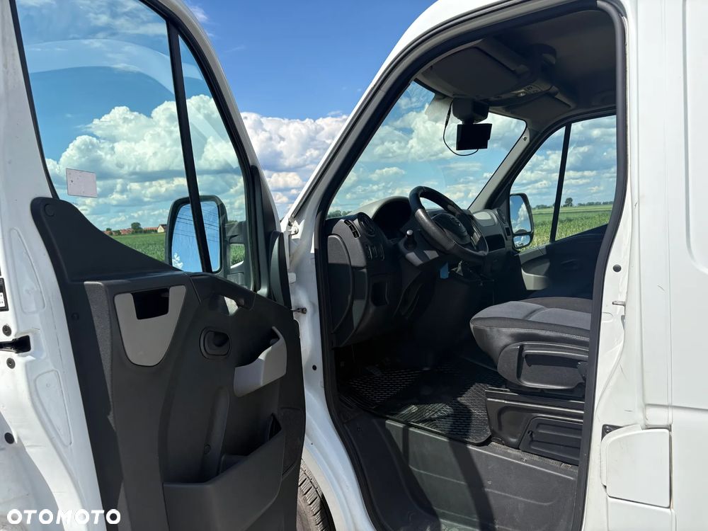 Nissan NV400 - 11