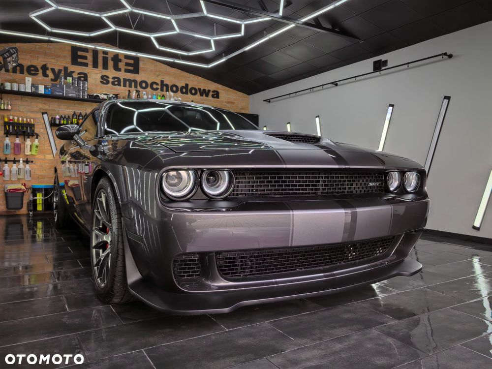 Dodge Challenger - 12