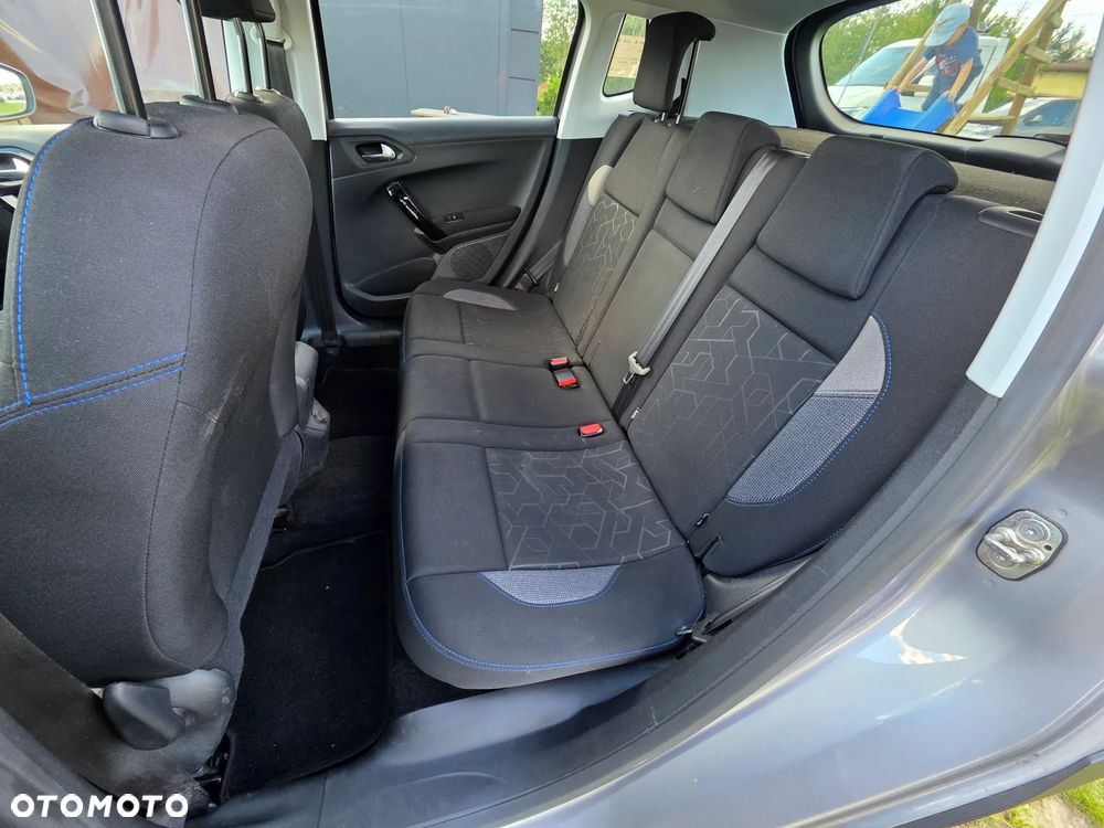 Peugeot 2008 BlueHDi 100 STOP & START Signature - 11