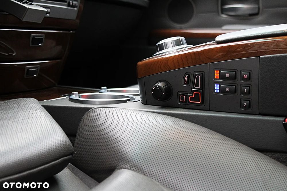 BMW Seria 7 750Li - 26