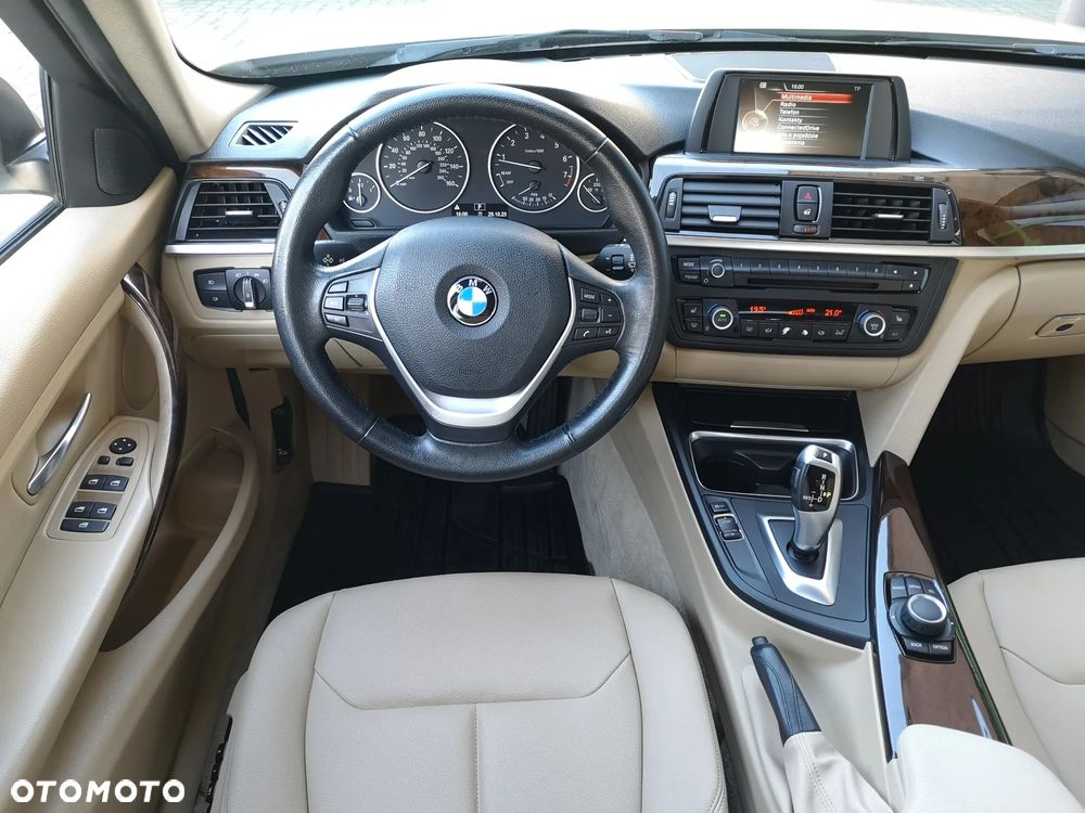 BMW Seria 3 330i xDrive - 10